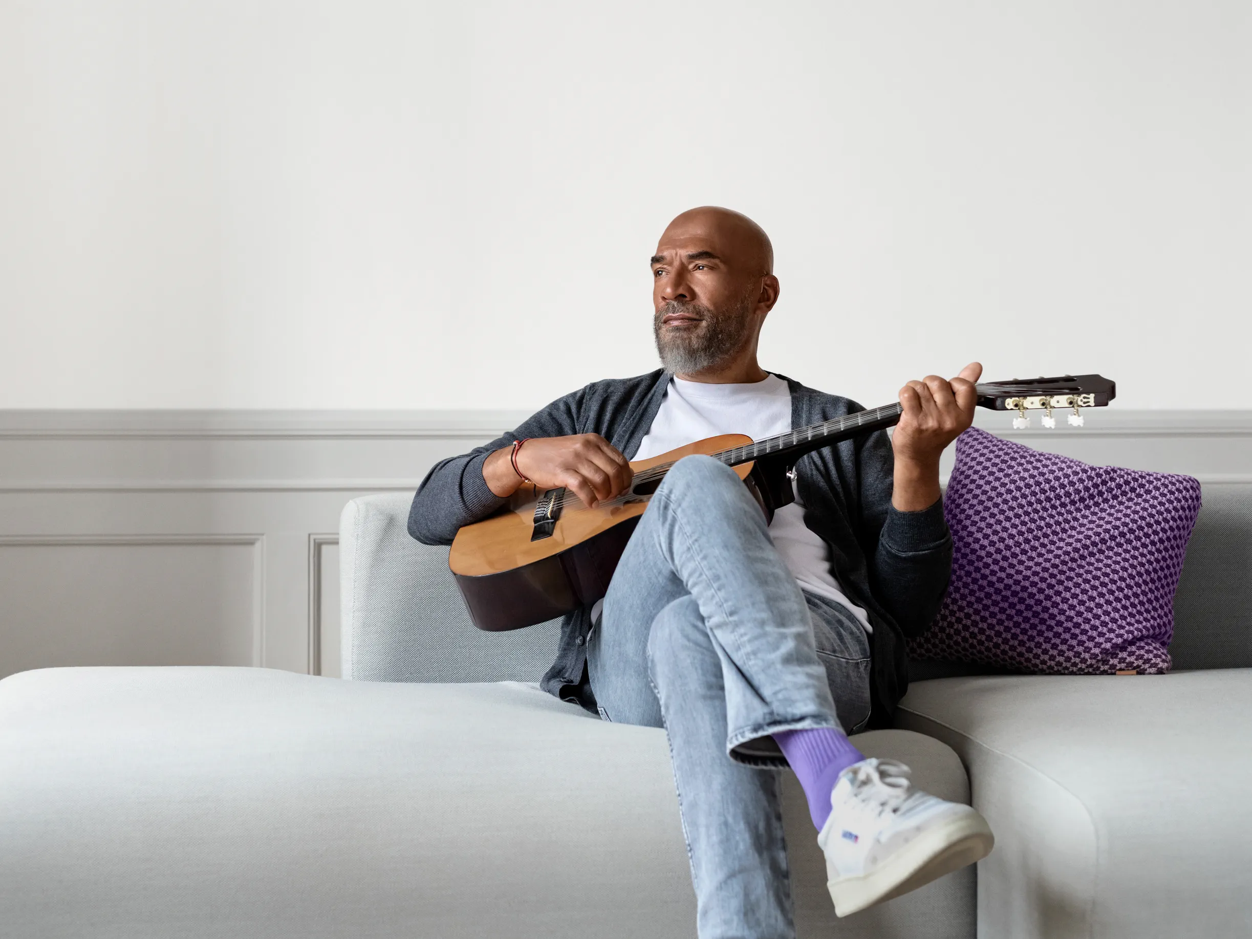 Playing the guitar wearing hearing aids getting the best sound expirience