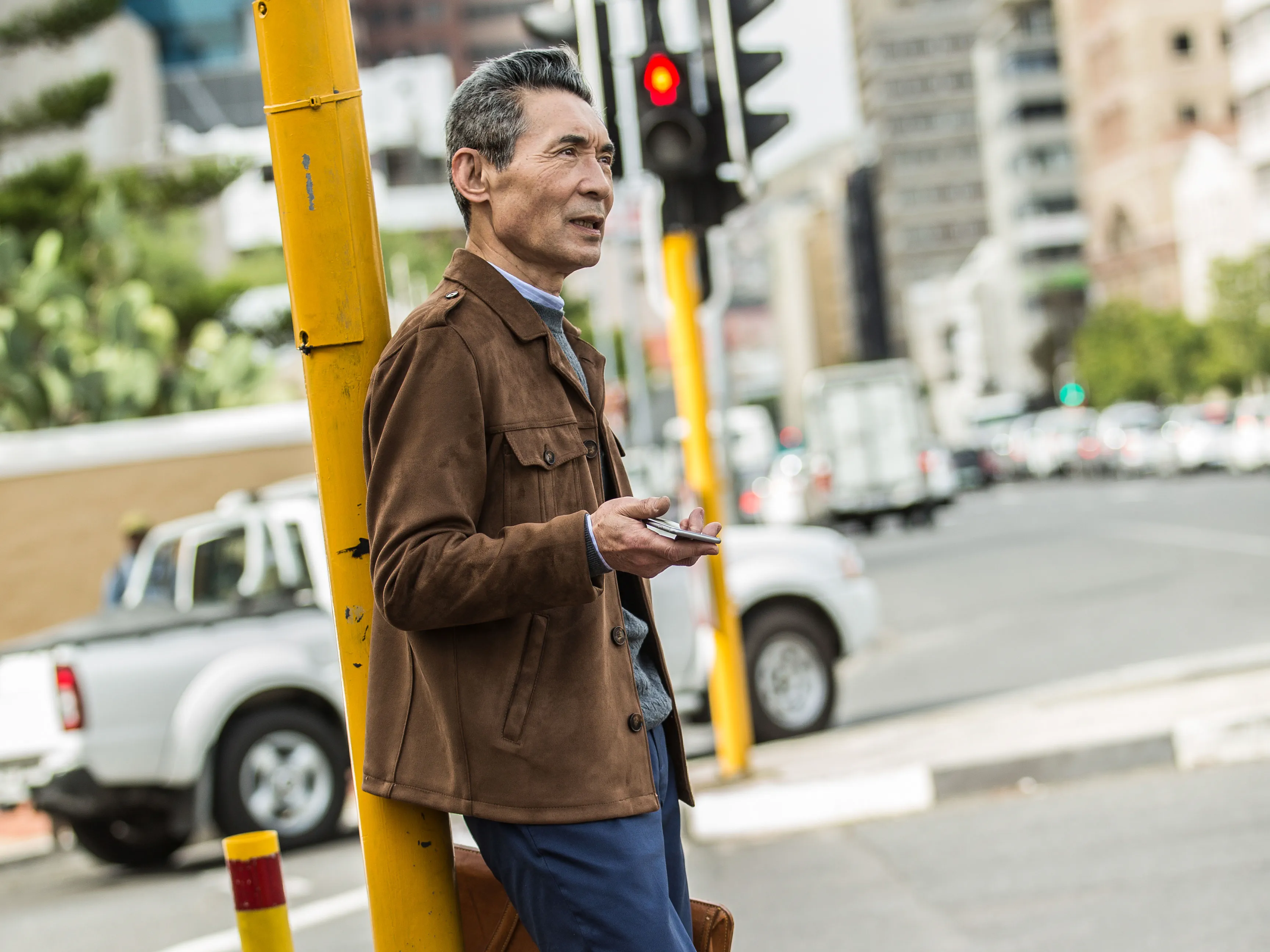Embrace the freedom of using your phone outdoors, fully immersing yourself in conversations with loved ones, friends, and colleagues, even amidst bustling city streets or serene natural surroundings, with the support of hearing aids.